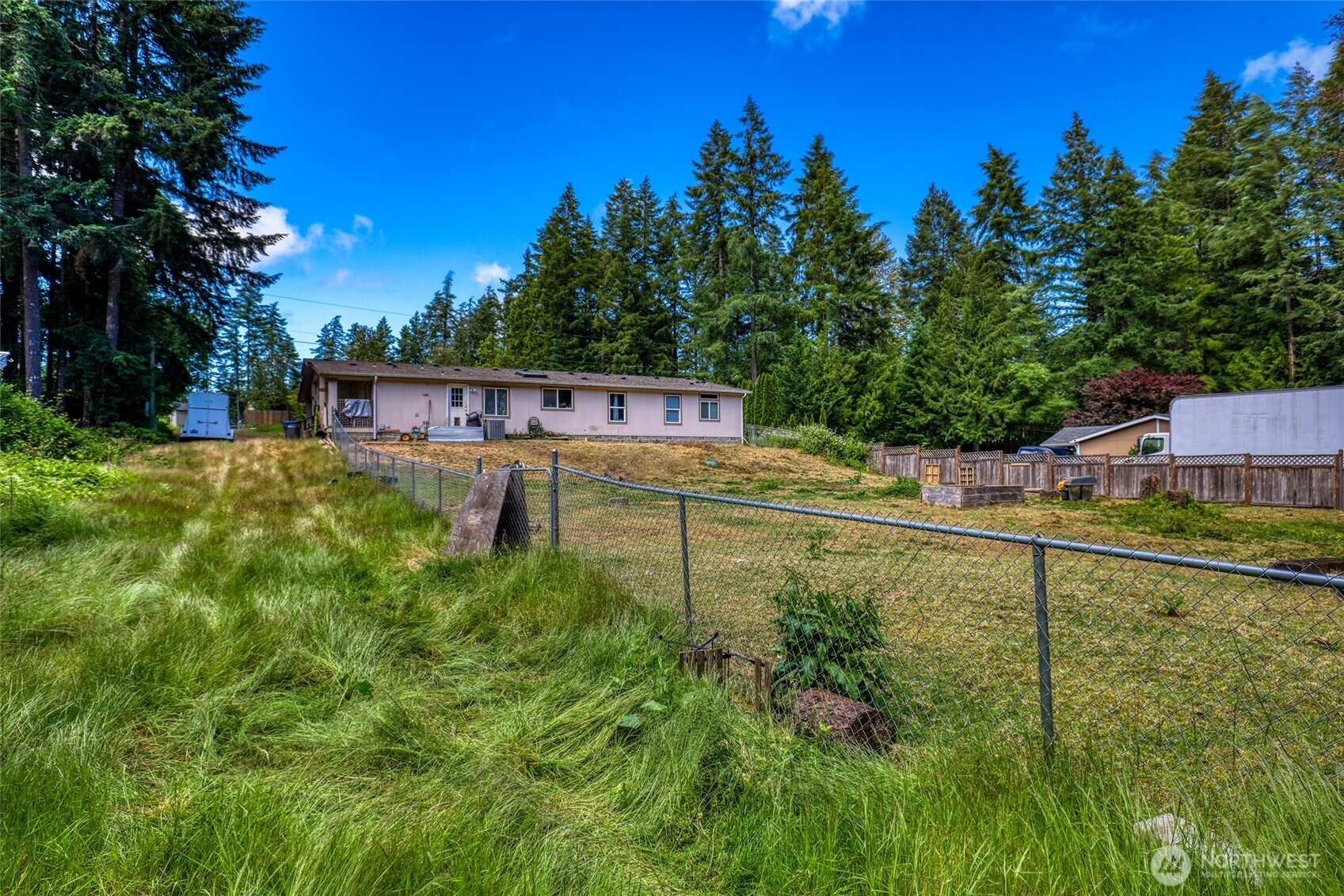 2026 Se Yakima Street Property Photo 3