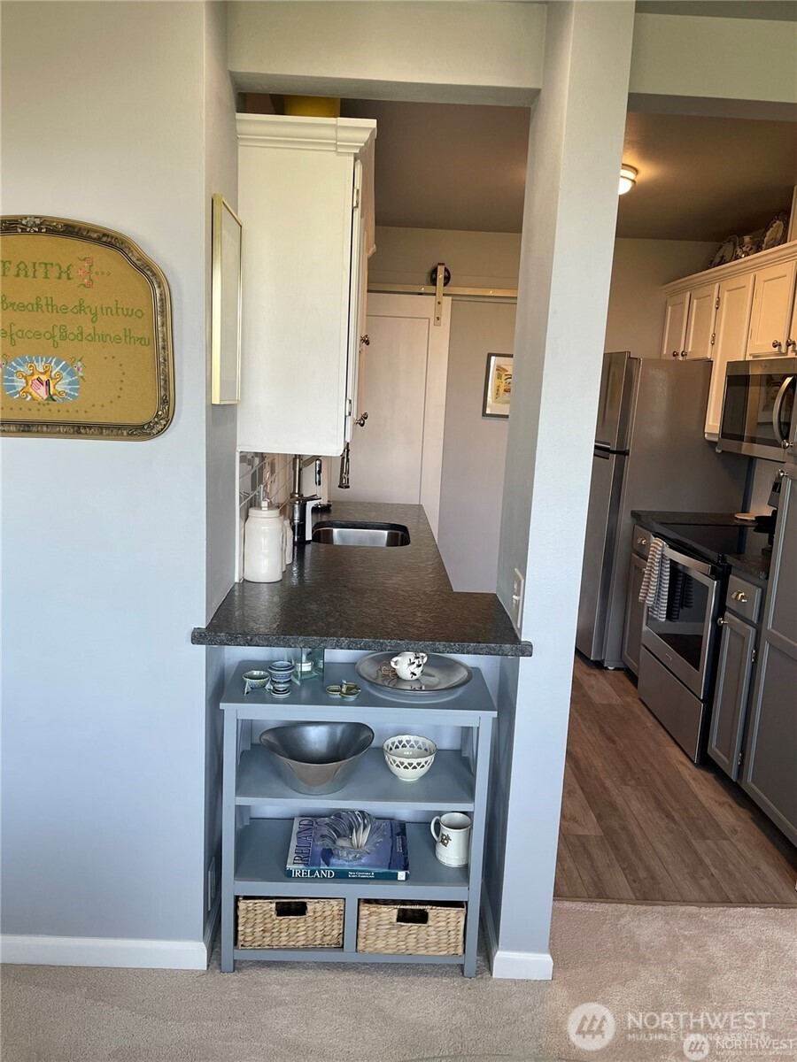 625 N Jackson Avenue B36 Property Photo 10