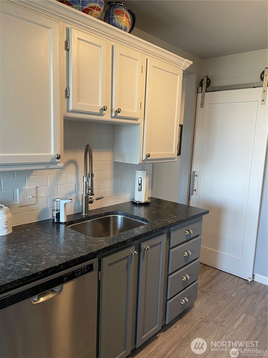 625 N Jackson Avenue B36 Property Photo 11