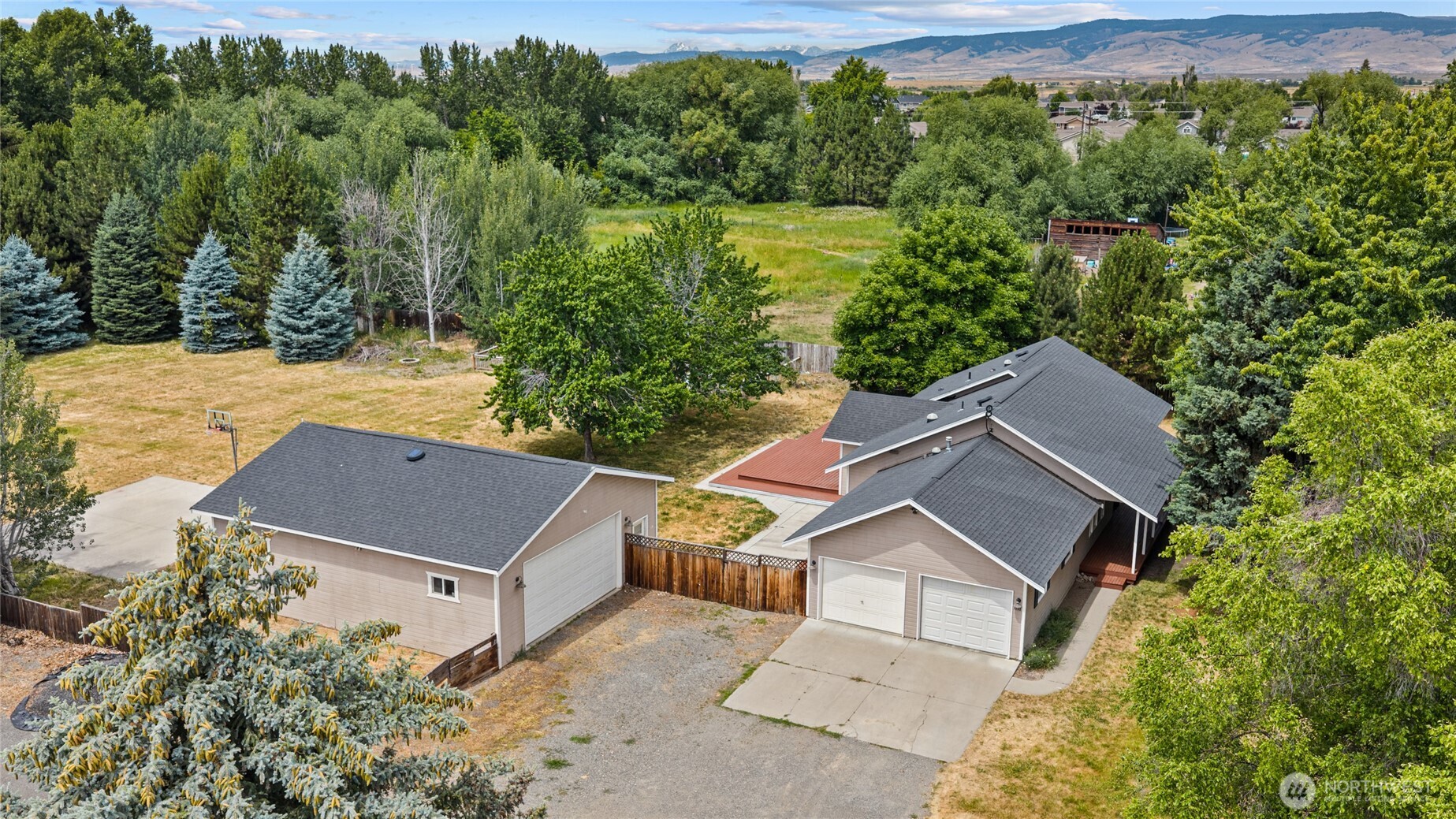 611 E Kyllo Road Property Photo 1