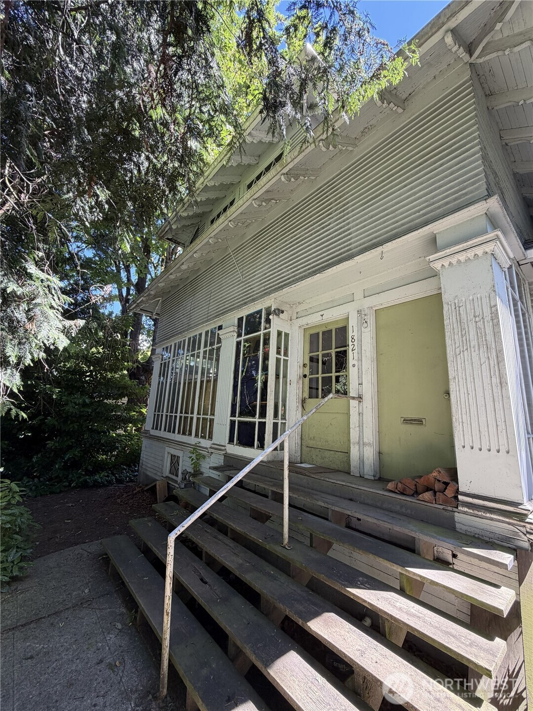 1821 E Howell Street Property Photo 2