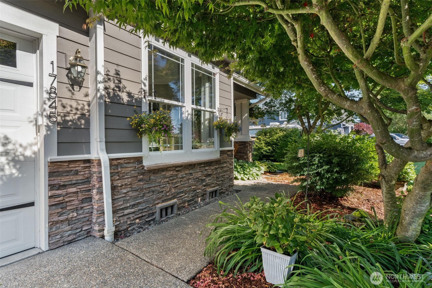 17845 Irwin Street Property Photo 3