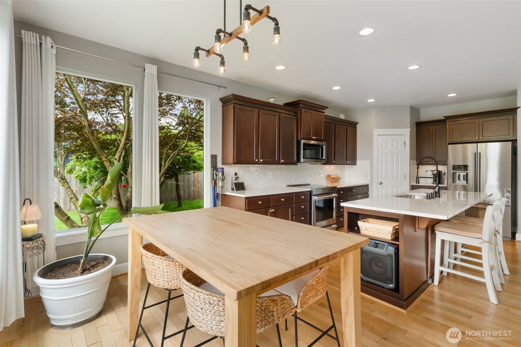 17845 Irwin Street Property Photo 10