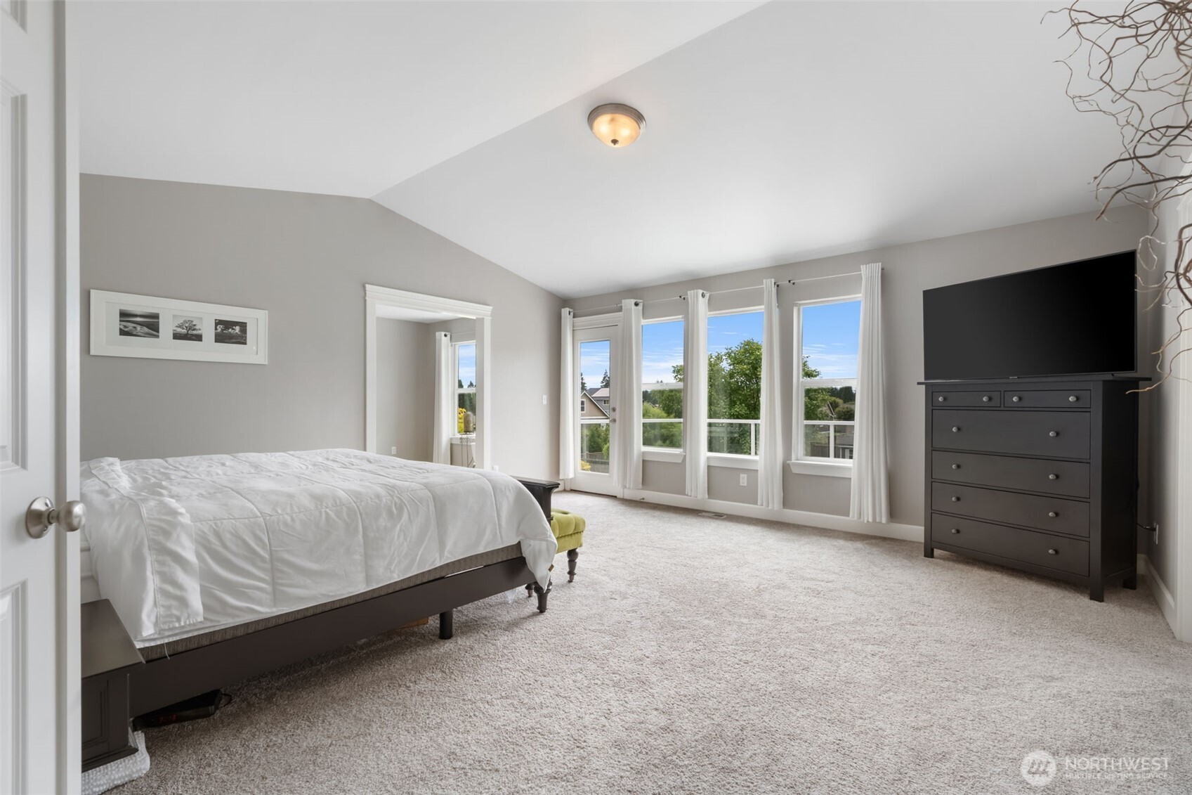 17845 Irwin Street Property Photo 15