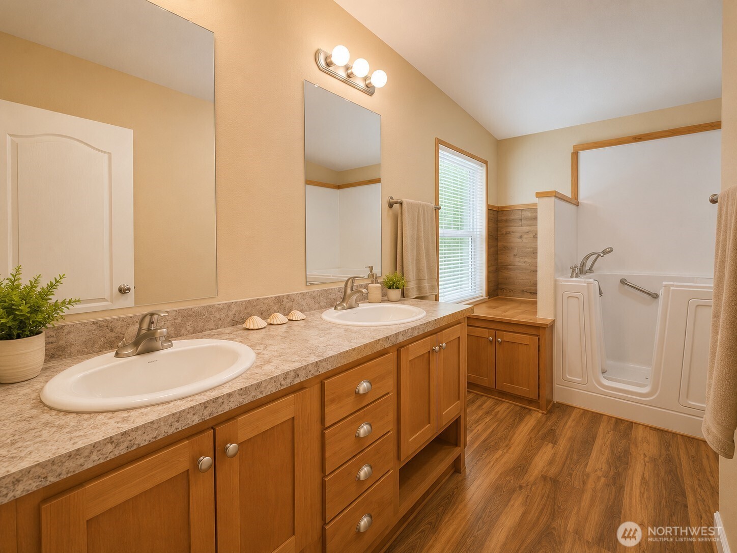 1611 E North Bay Road Property Photo 12
