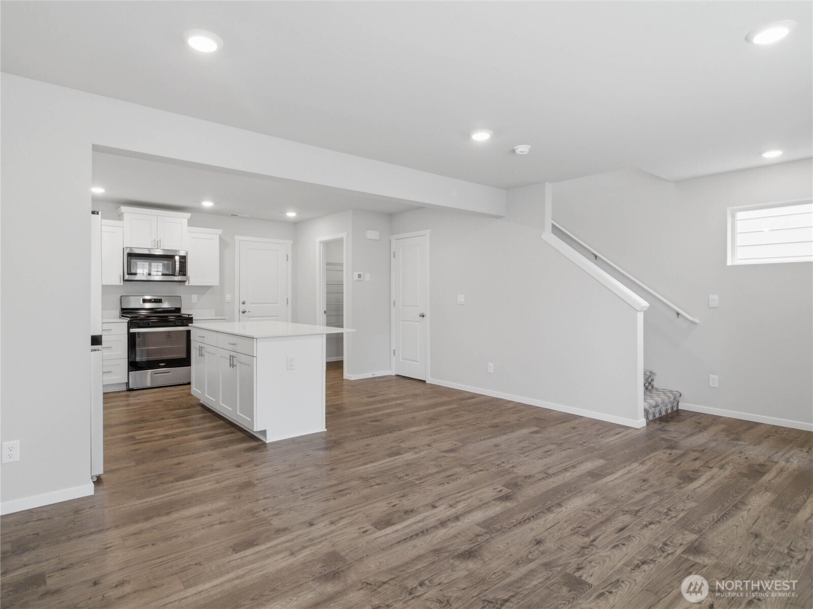 4252 Savannah Loop Property Photo 8