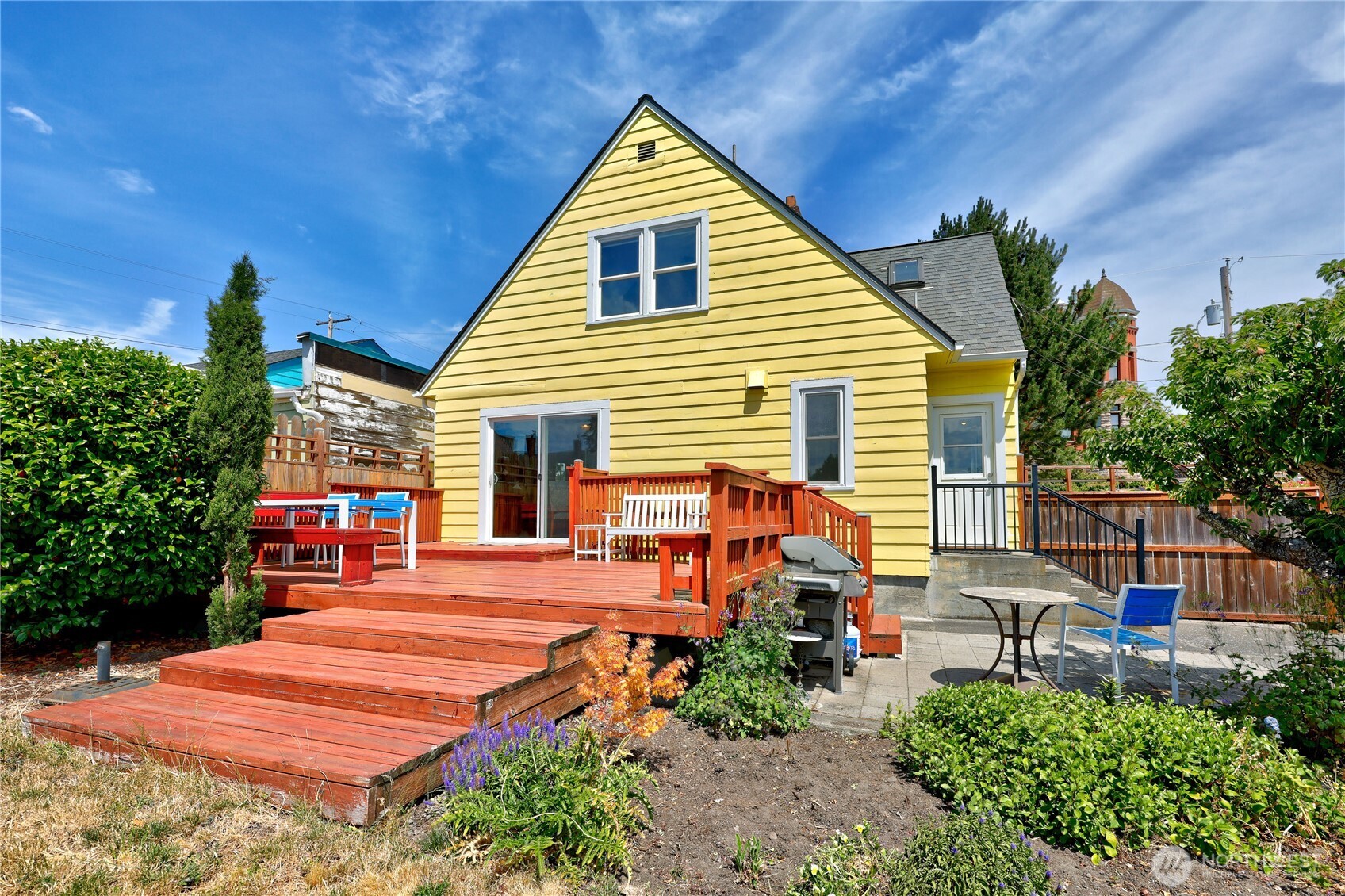 425 Walker Street Property Photo 3