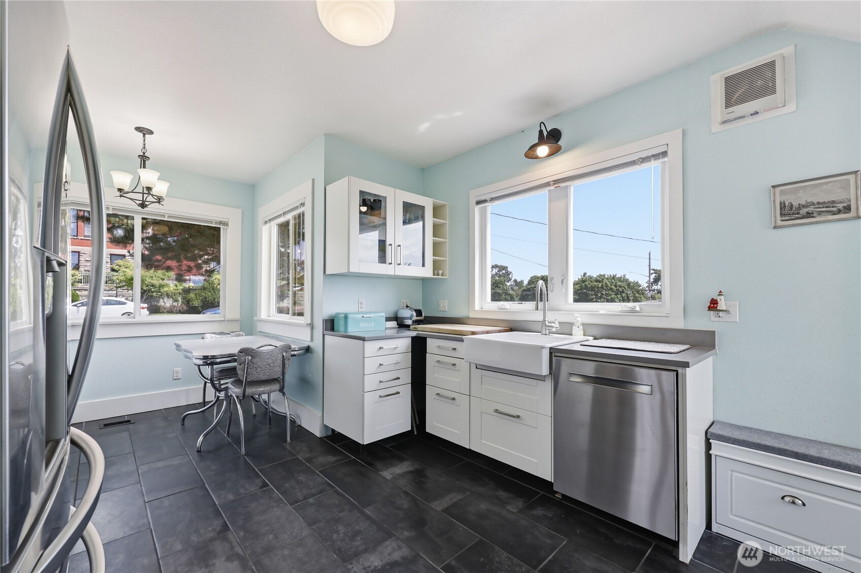 425 Walker Street Property Photo 12