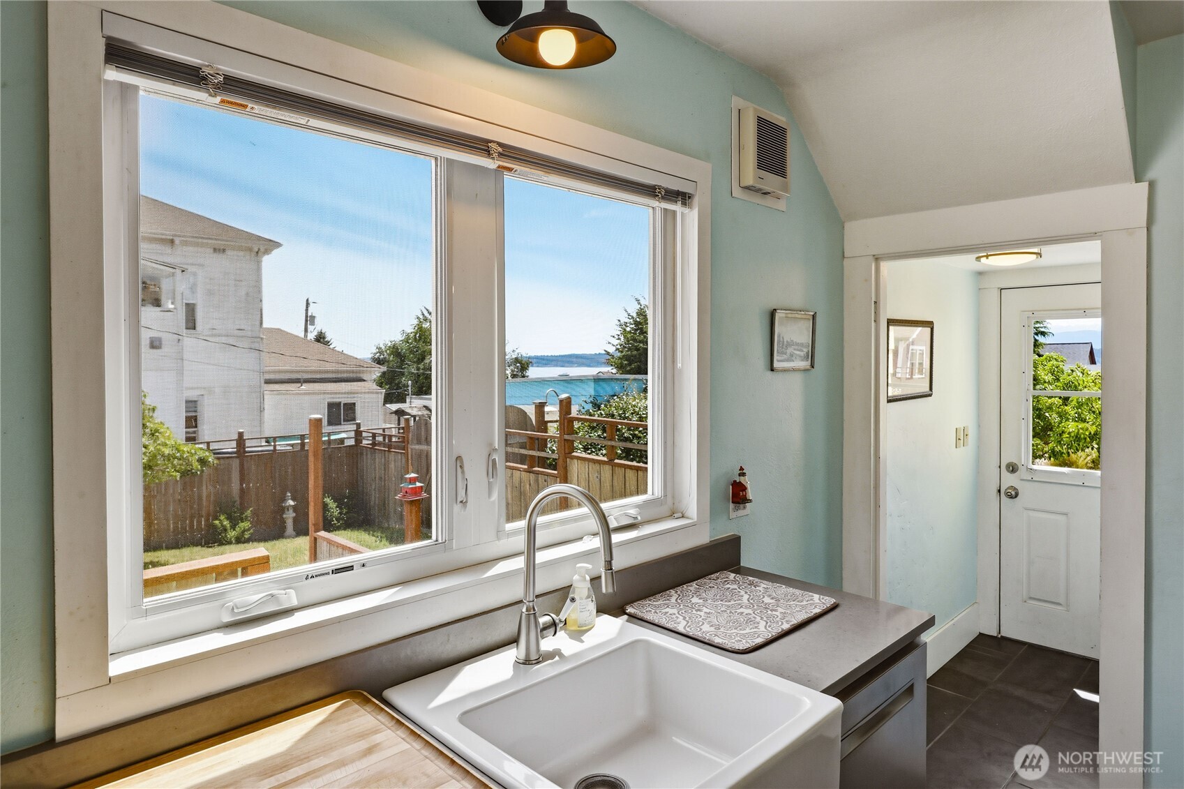 425 Walker Street Property Photo 13
