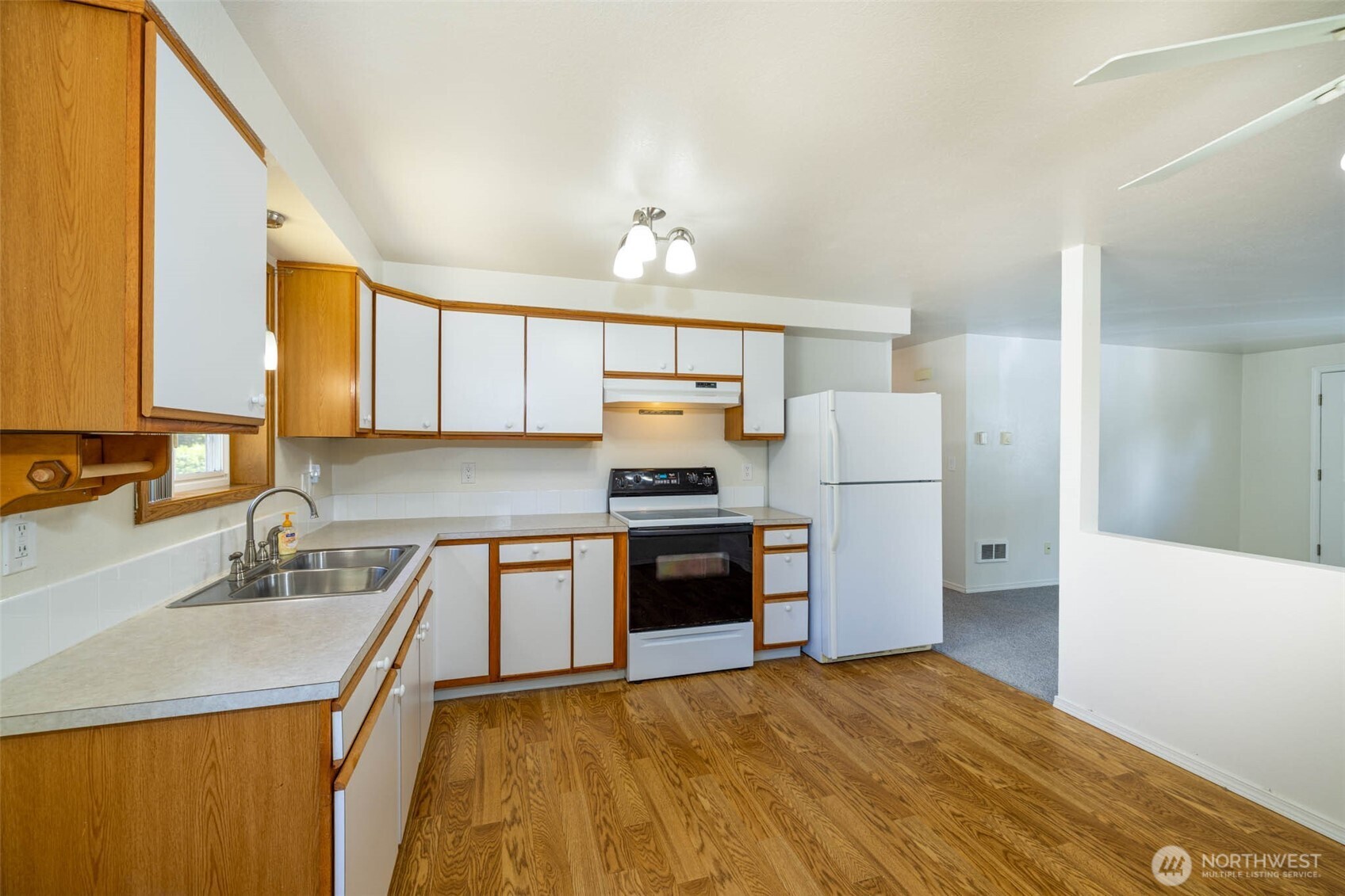 731 S Broadway Street Property Photo 8