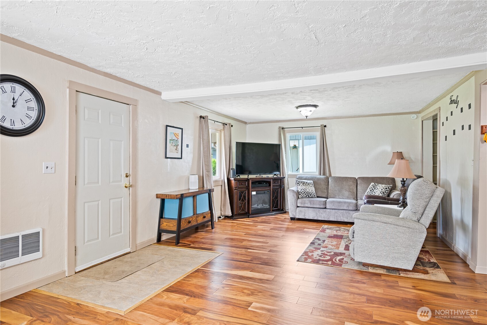 3284 Oak Street Property Photo 5