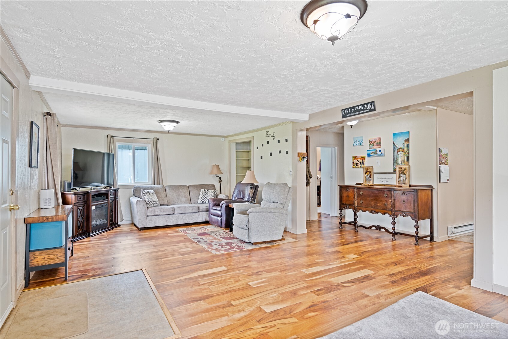 3284 Oak Street Property Photo 6