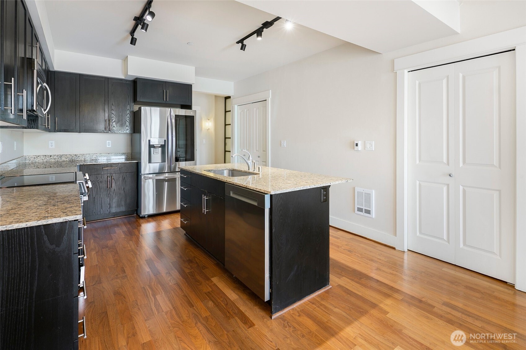 699 John Street 416 Property Photo 12