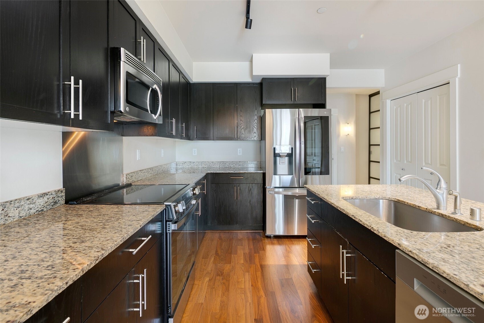 699 John Street 416 Property Photo 13