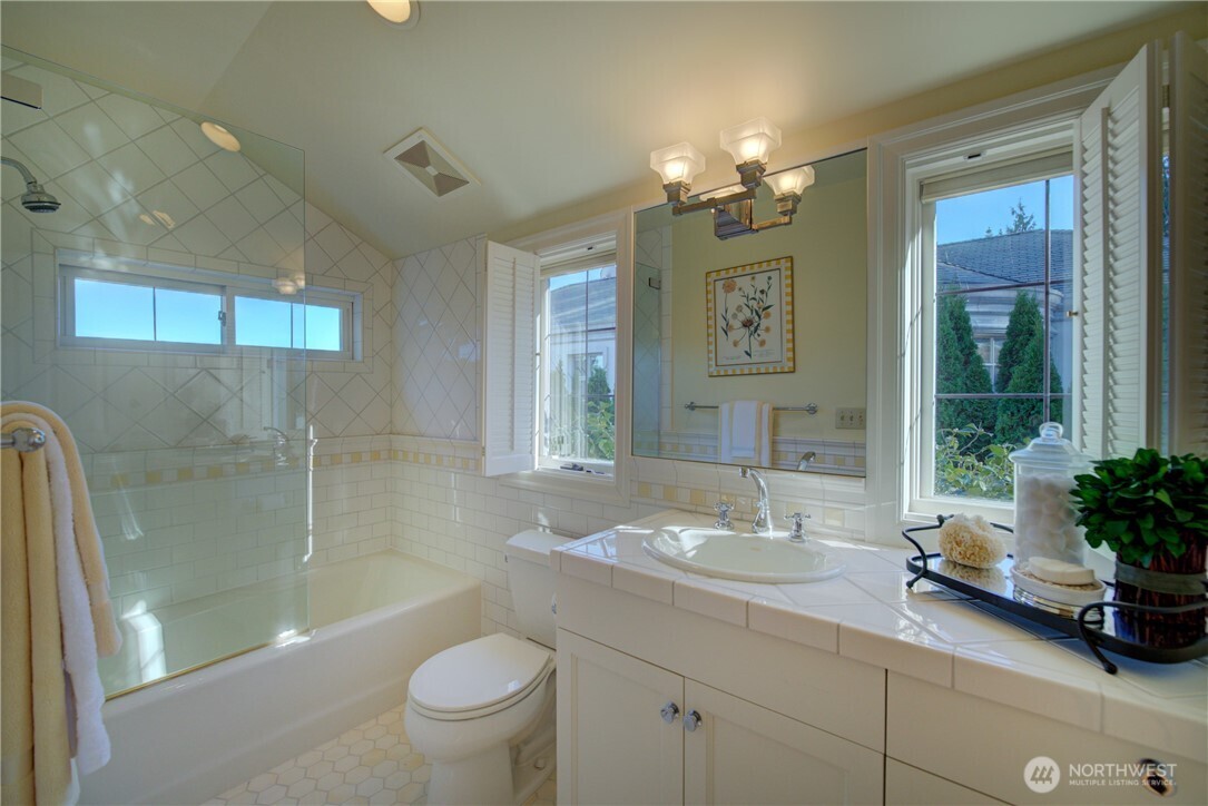 3608 Evergreen Point Road Property Photo 32