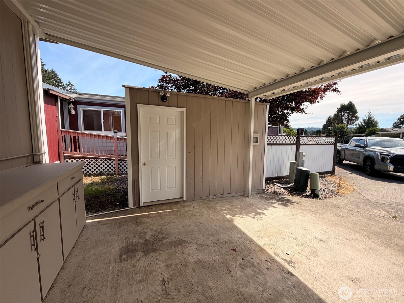 201 W Oakview Avenue 24 Property Photo 3