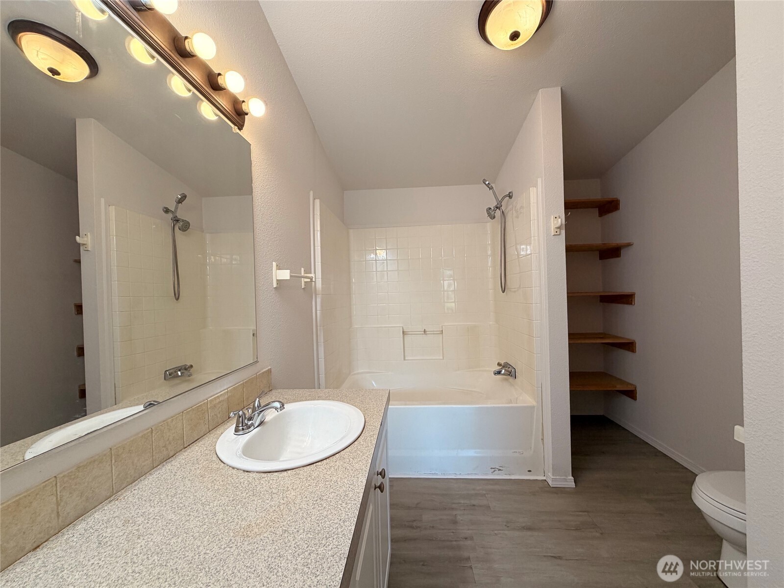 201 W Oakview Avenue 24 Property Photo 8