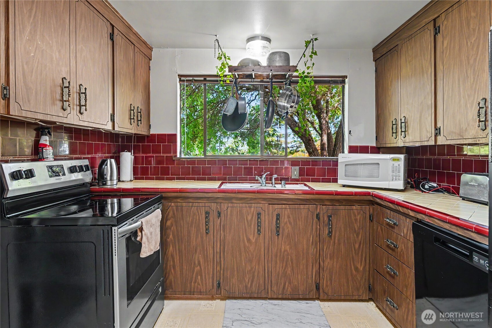 5669 Kitsap Way Property Photo 10