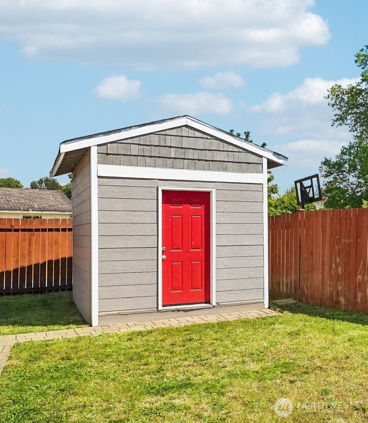 221 3rd Avenue Property Photo 13