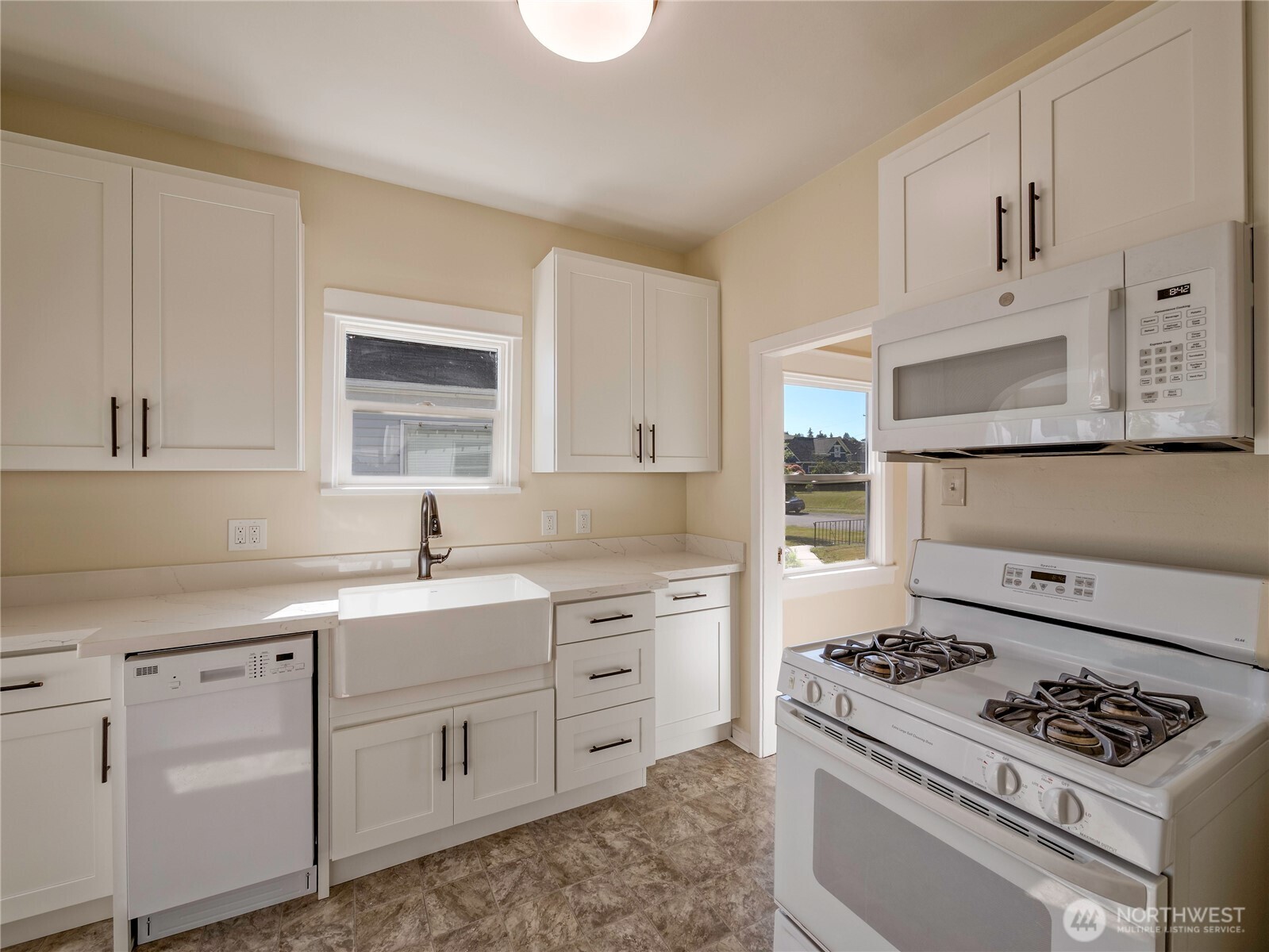 1615 E Wright Avenue Property Photo 10