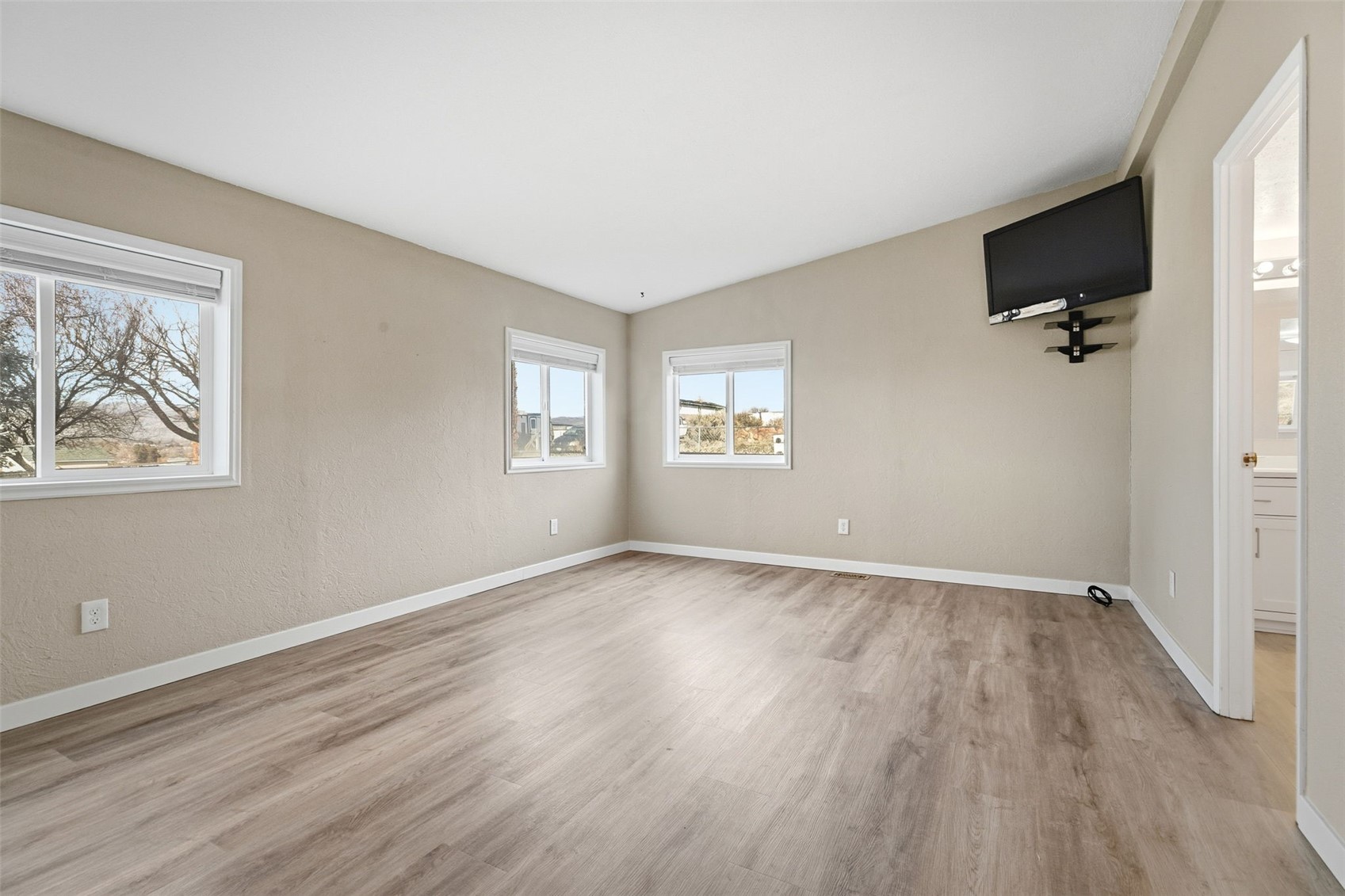 401 Clemans View Road Property Photo 24