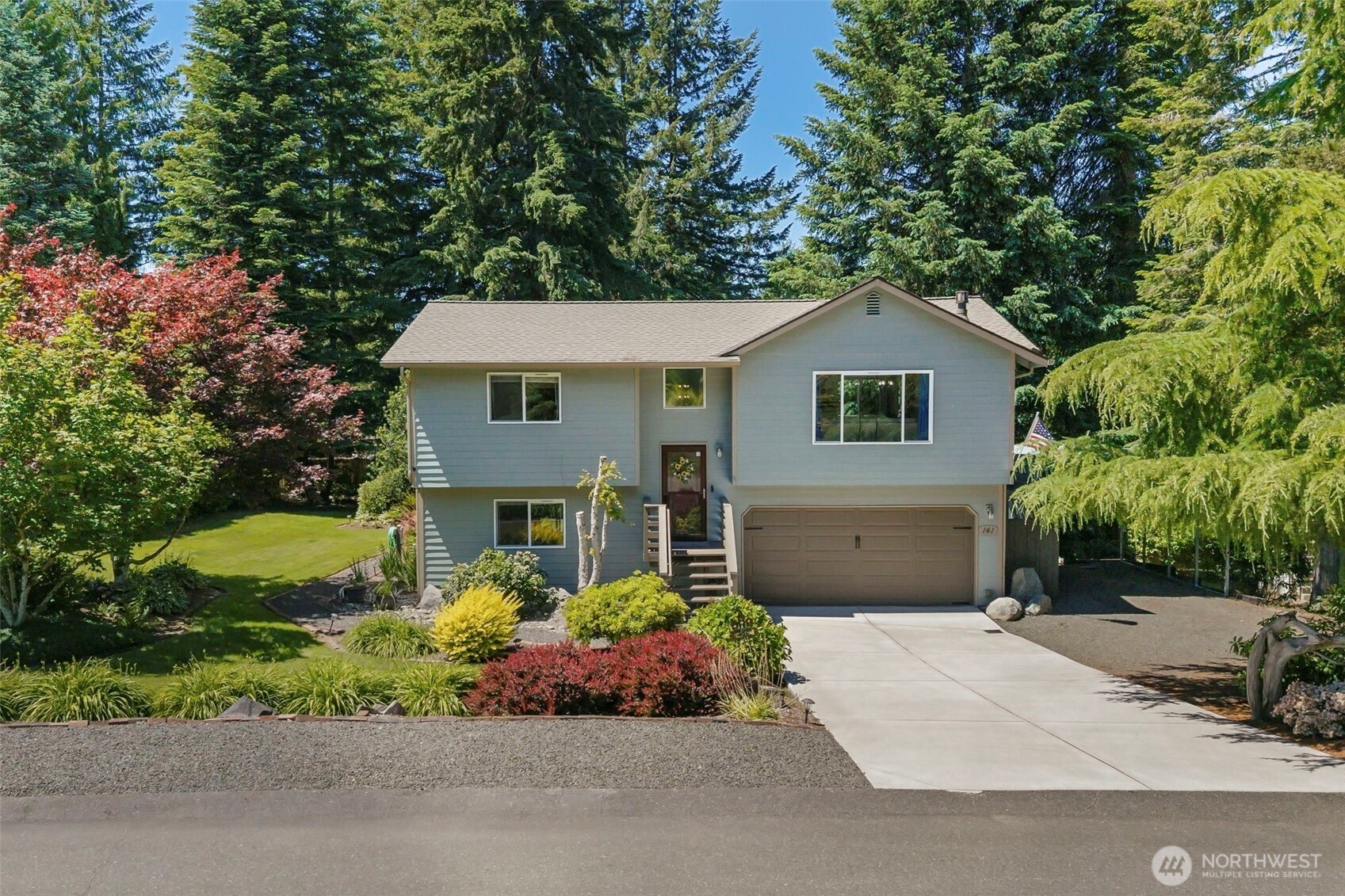 141 Ne Mahonia Drive Property Photo 1