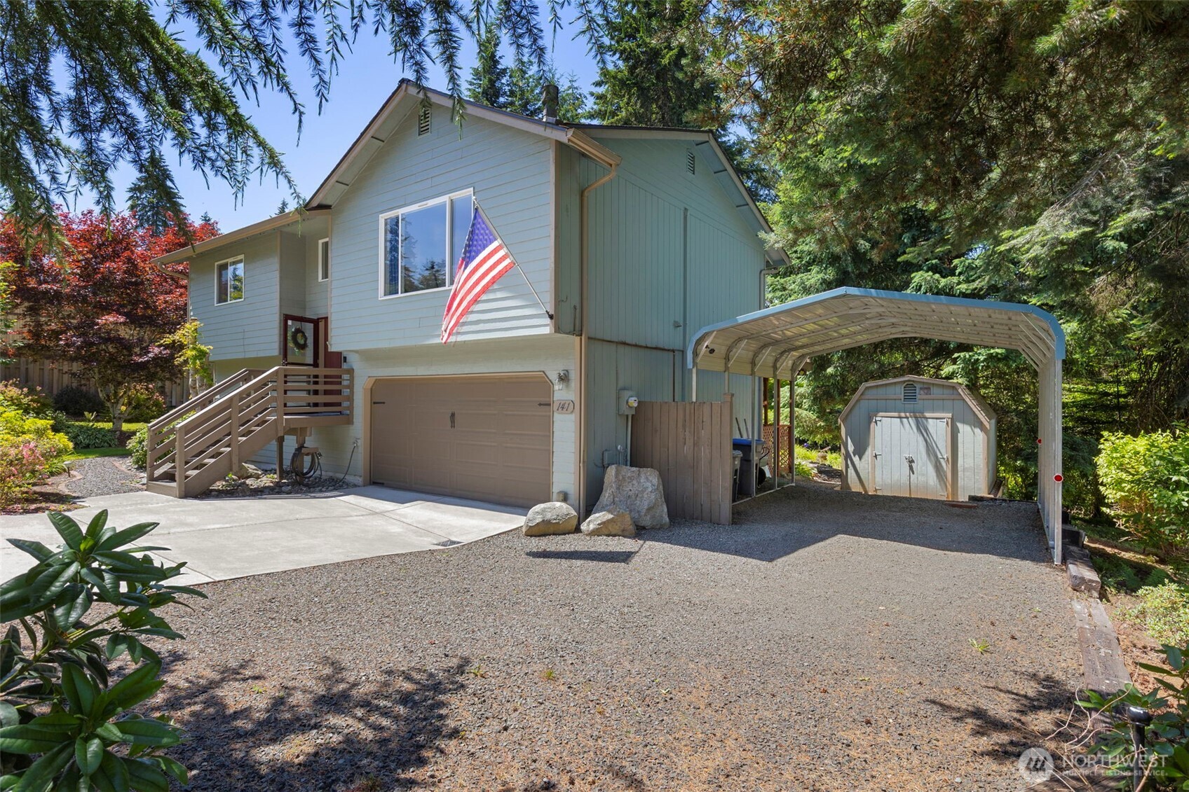 141 Ne Mahonia Drive Property Photo 2