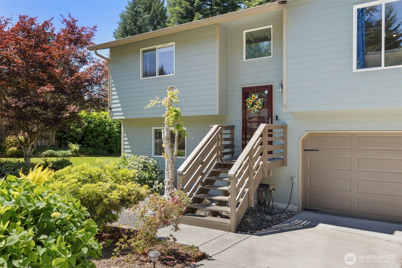 141 Ne Mahonia Drive Property Photo 3
