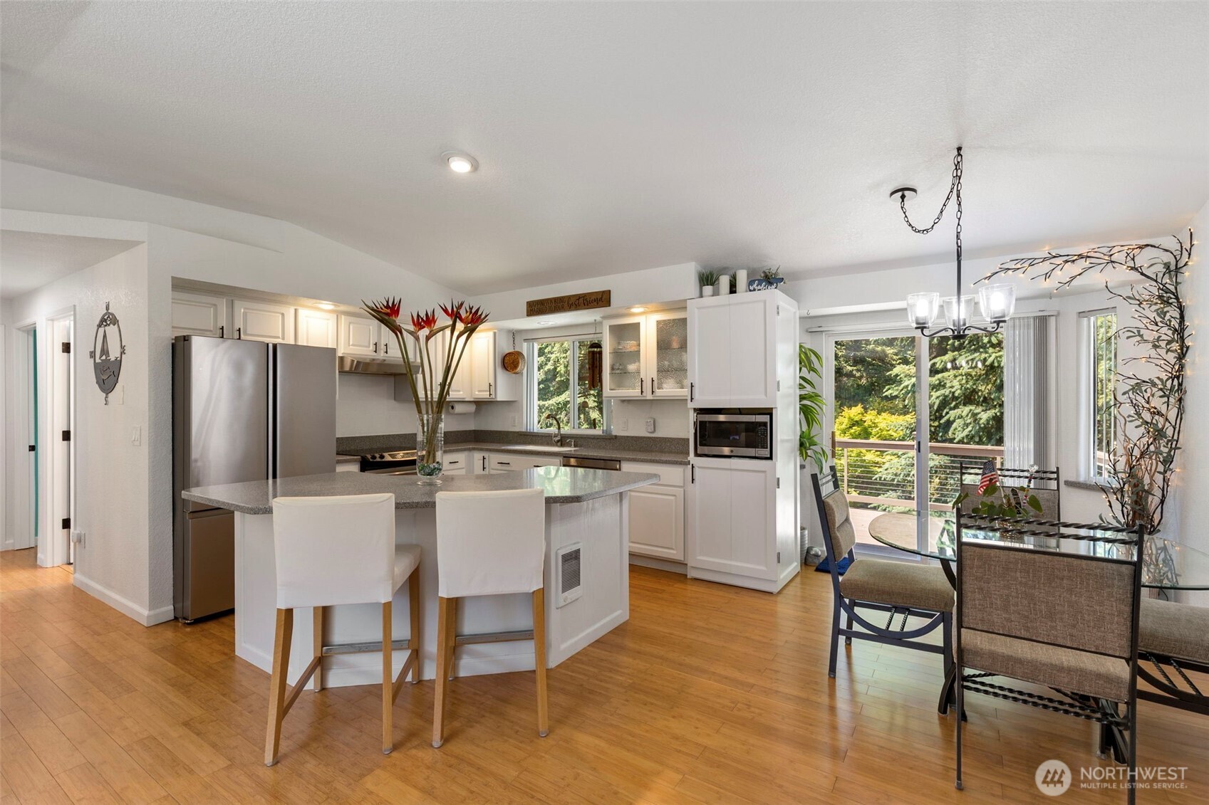 141 Ne Mahonia Drive Property Photo 7