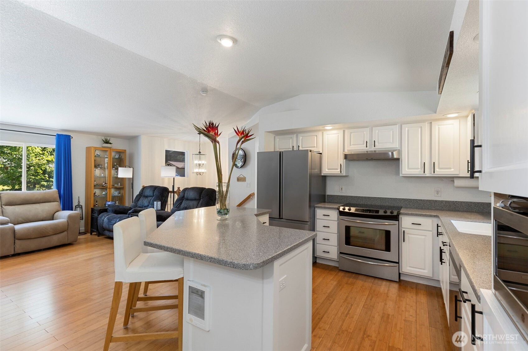141 Ne Mahonia Drive Property Photo 10