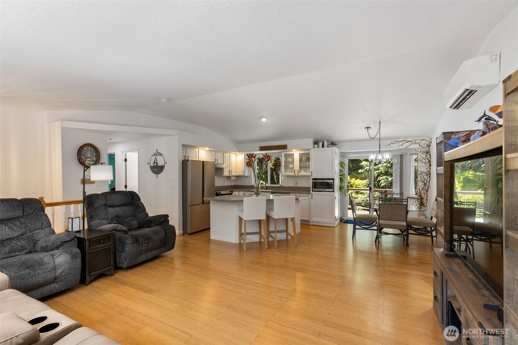 141 Ne Mahonia Drive Property Photo 15