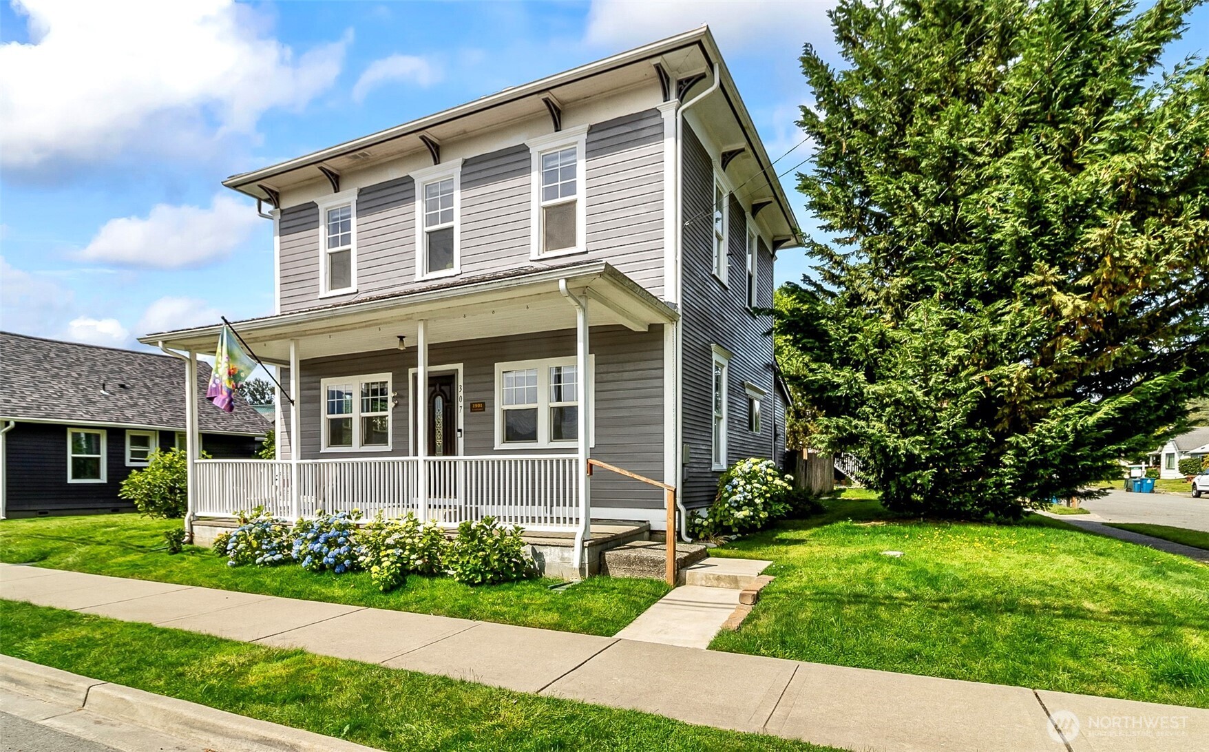 307 3rd Street Property Photo 2
