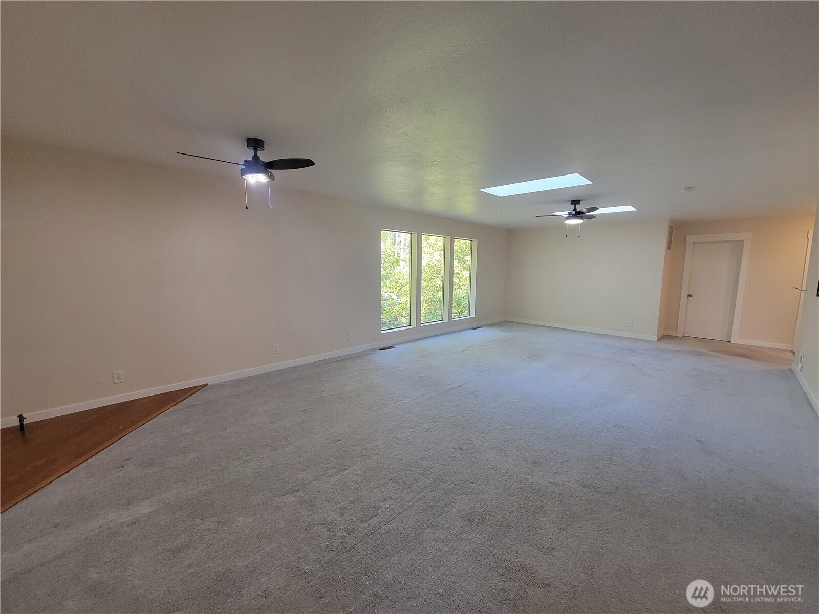 111 Ne Briggadun Drive Property Photo 2
