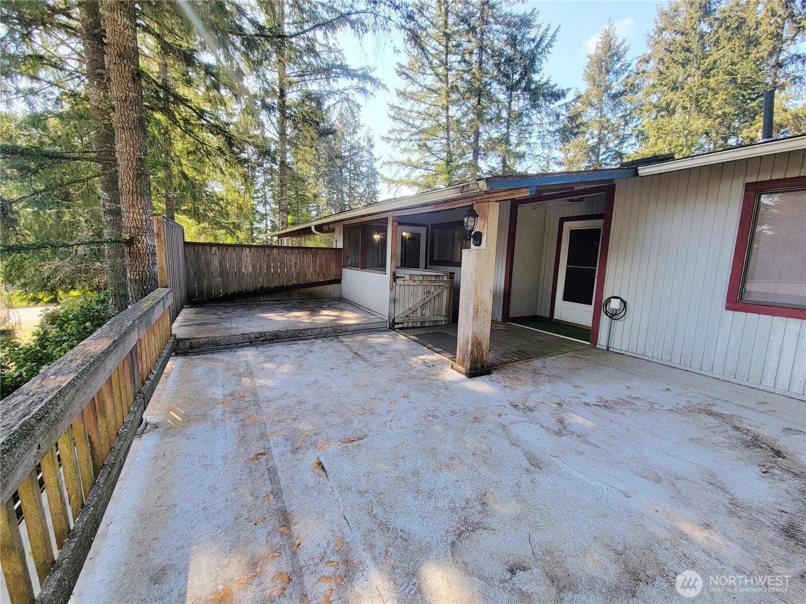 111 Ne Briggadun Drive Property Photo 11