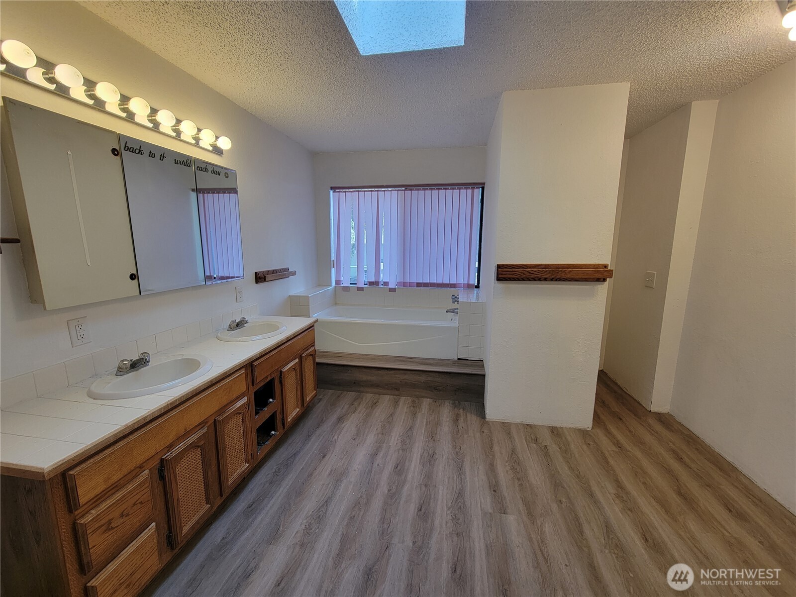 111 Ne Briggadun Drive Property Photo 12