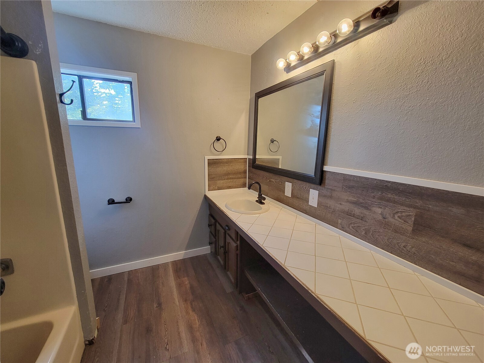 111 Ne Briggadun Drive Property Photo 15