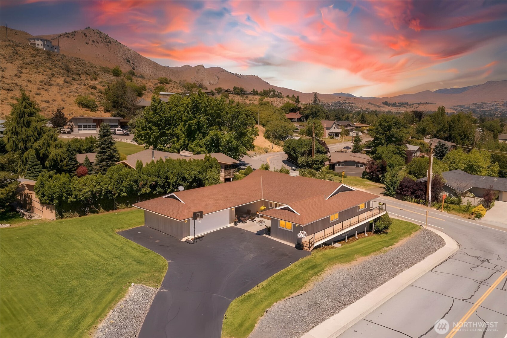 1202 S Hills Drive Property Photo 2