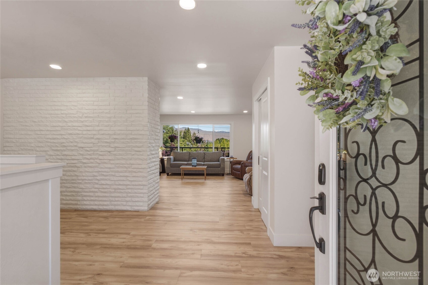 1202 S Hills Drive Property Photo 4