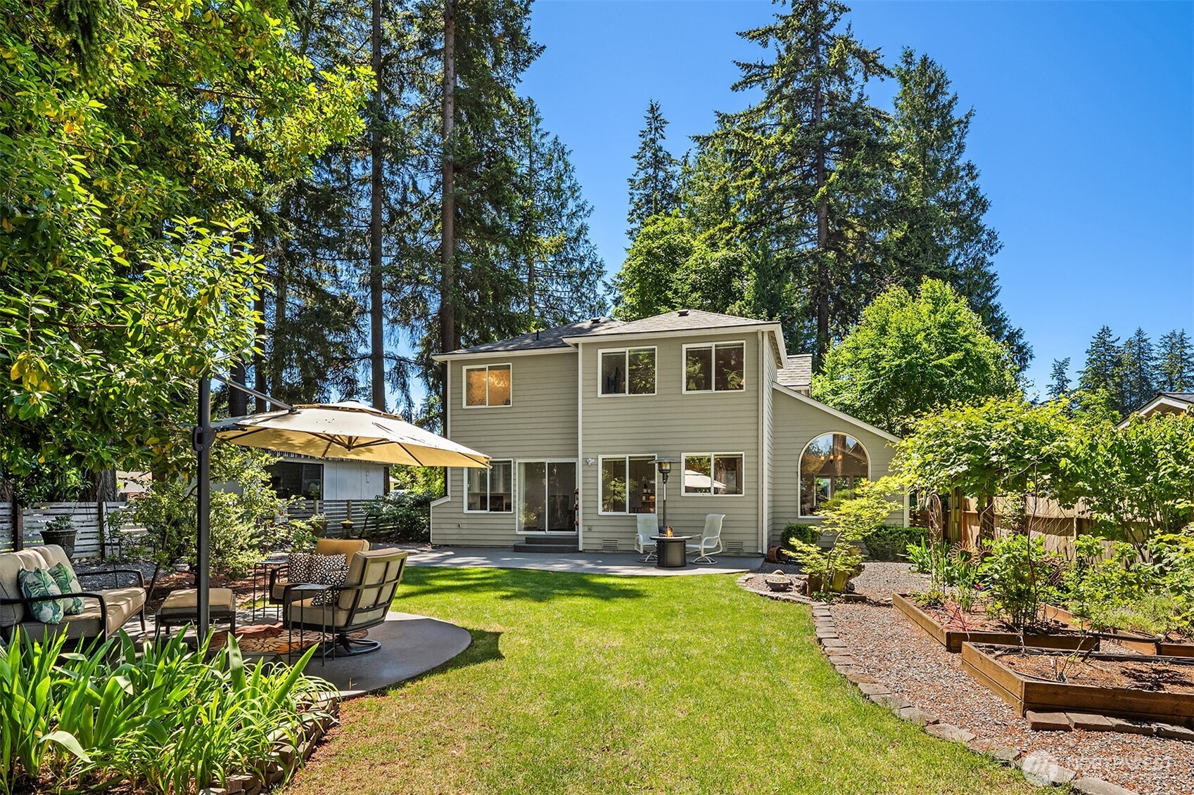 647 Edmonds Way Property Photo 1