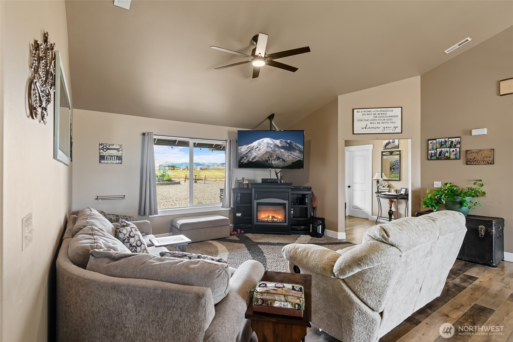 1510 Bitterbrush Drive Property Photo 8