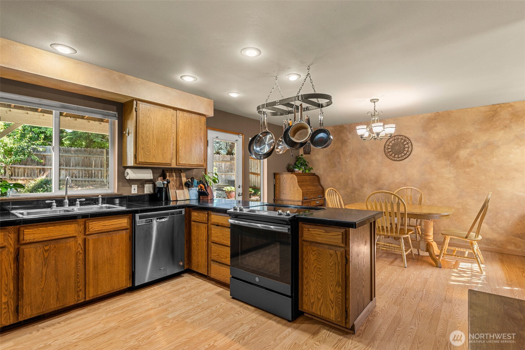 121 Manhattan Square Property Photo 11
