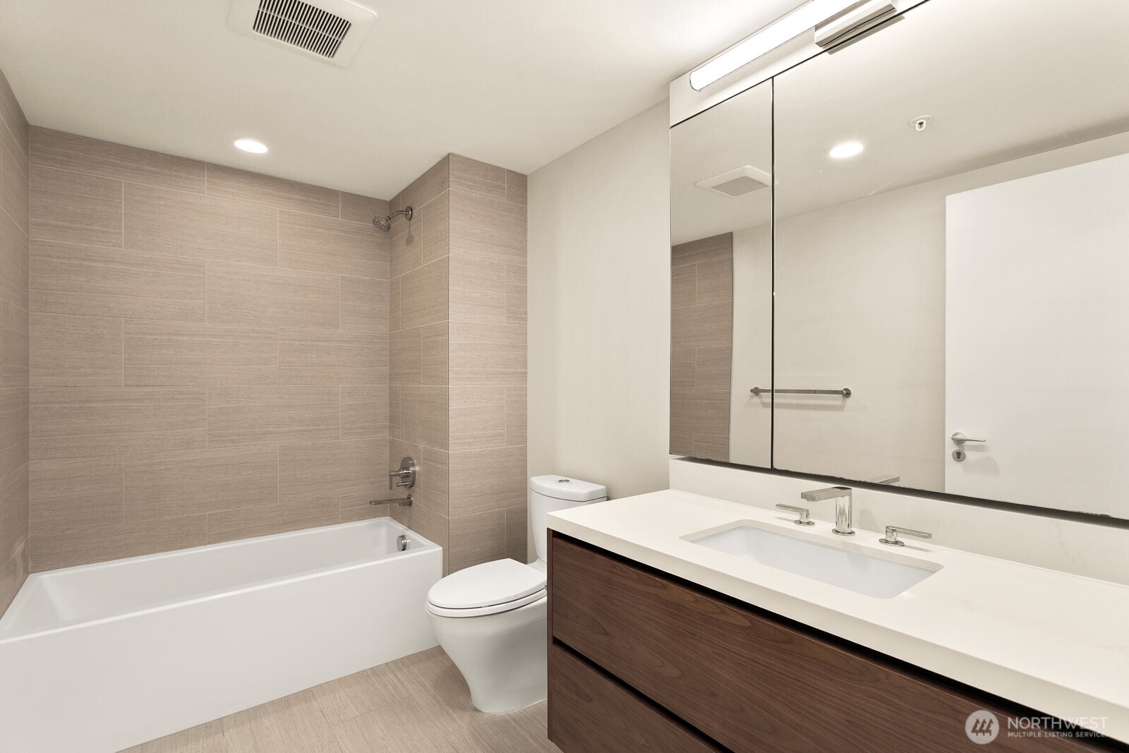 121 Stewart Street 1502 Property Photo 13