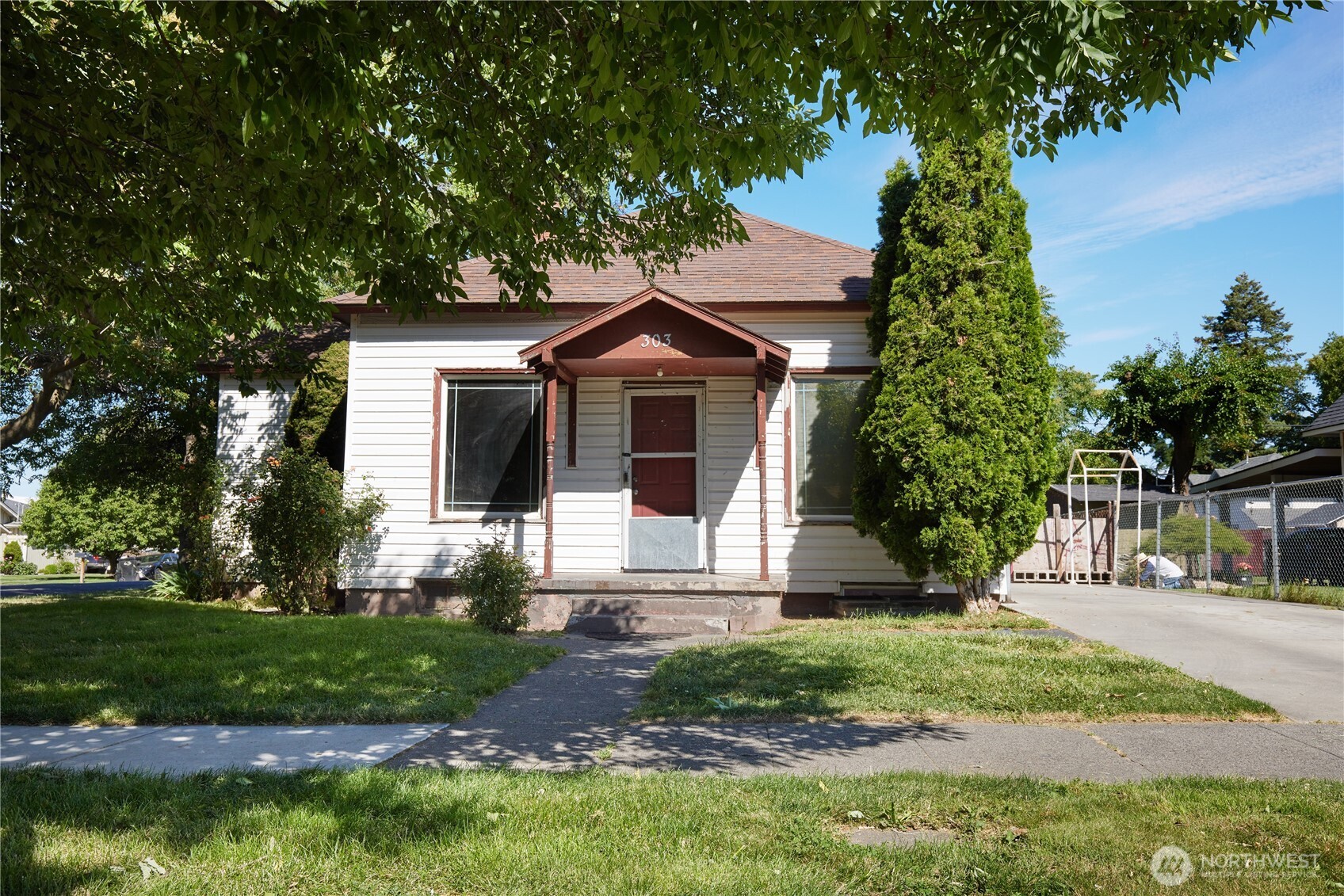 303 E Oak Street Property Photo 1