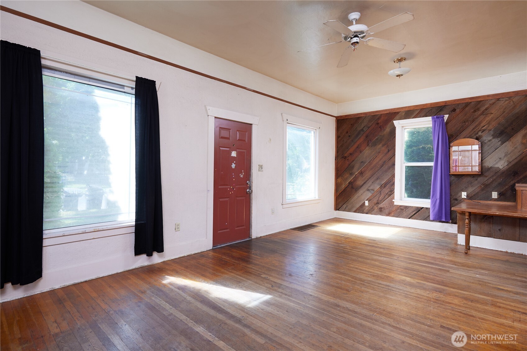 303 E Oak Street Property Photo 3