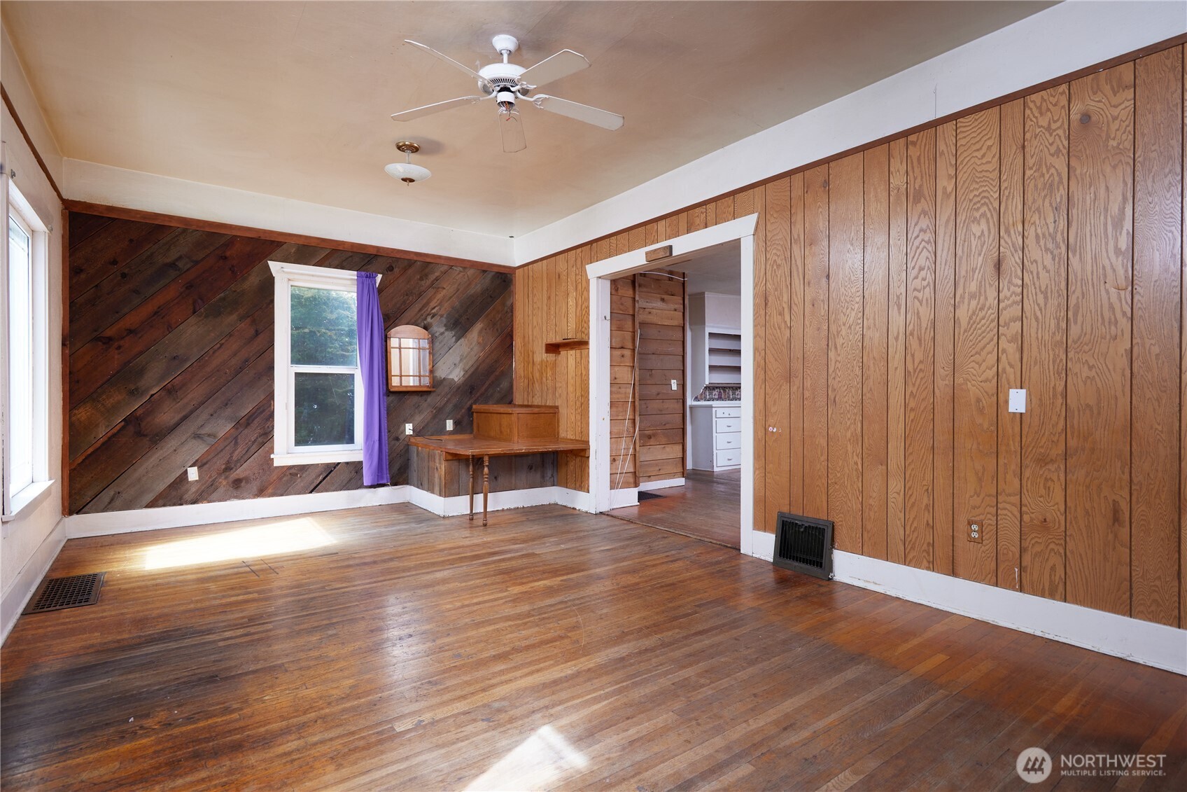303 E Oak Street Property Photo 4