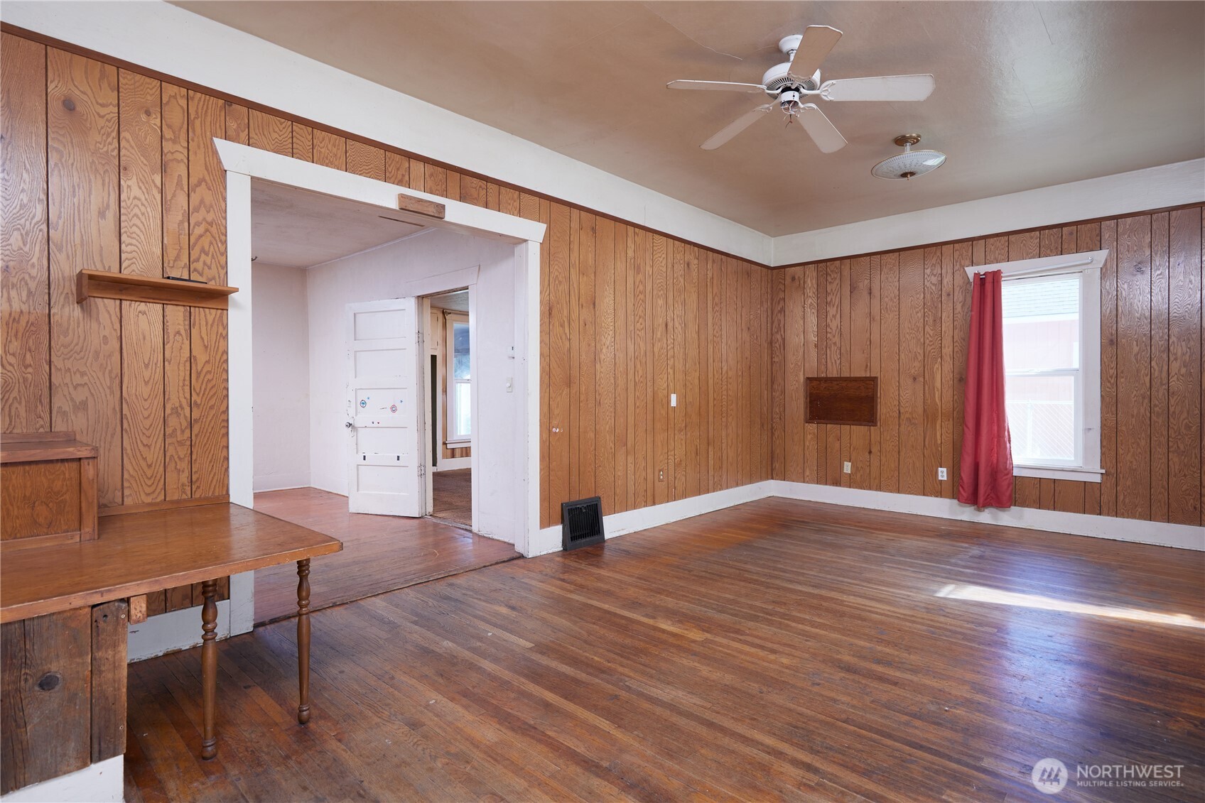 303 E Oak Street Property Photo 5