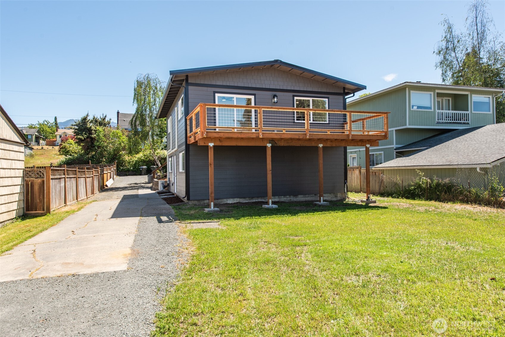 320 E Lopez Avenue Property Photo 1