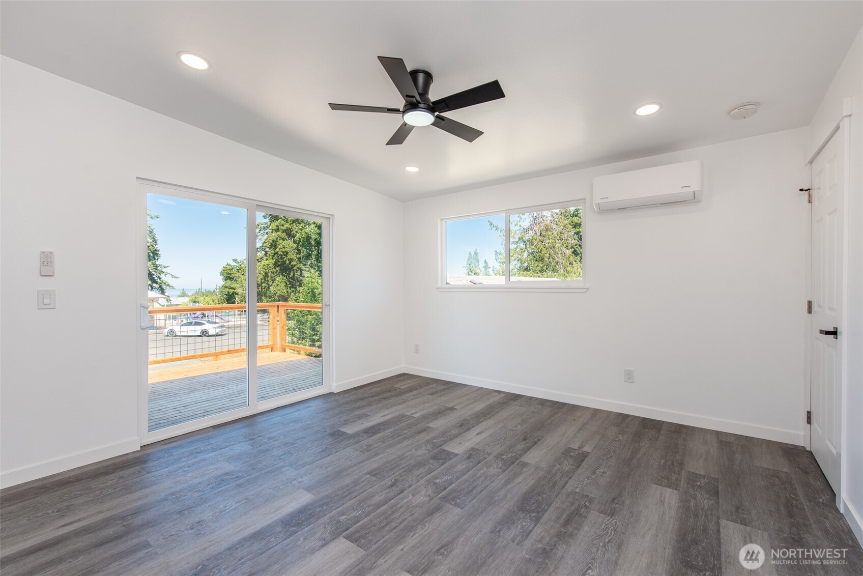 320 E Lopez Avenue Property Photo 3
