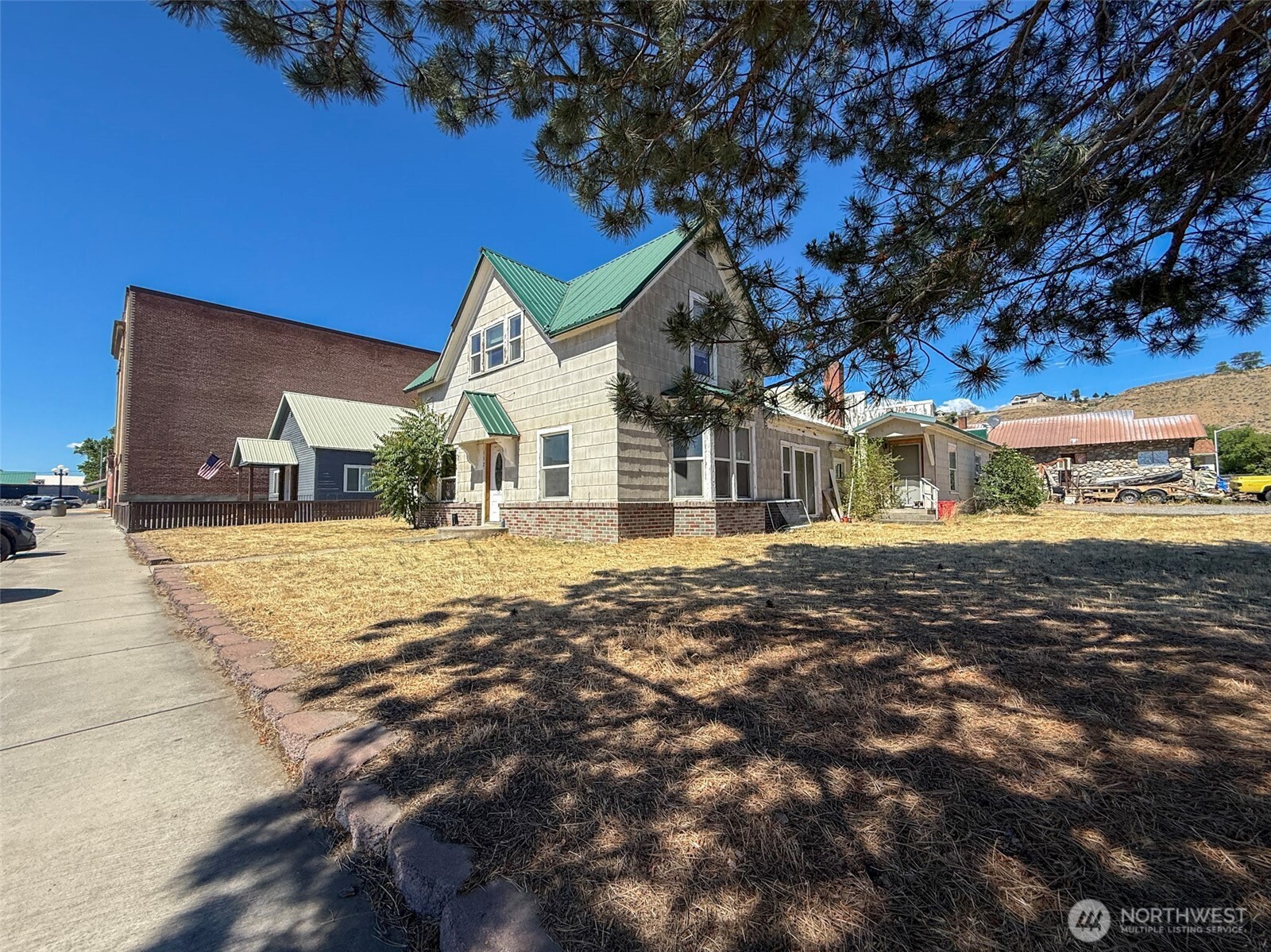 112 3rd Avenue Property Photo 5