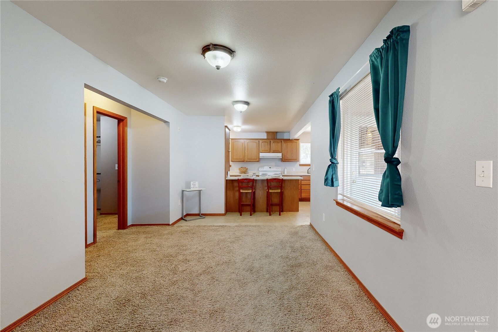735 Ne Spitzenburg Street Property Photo 7